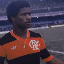 Adílio in 1986 standing on the football field during a match.