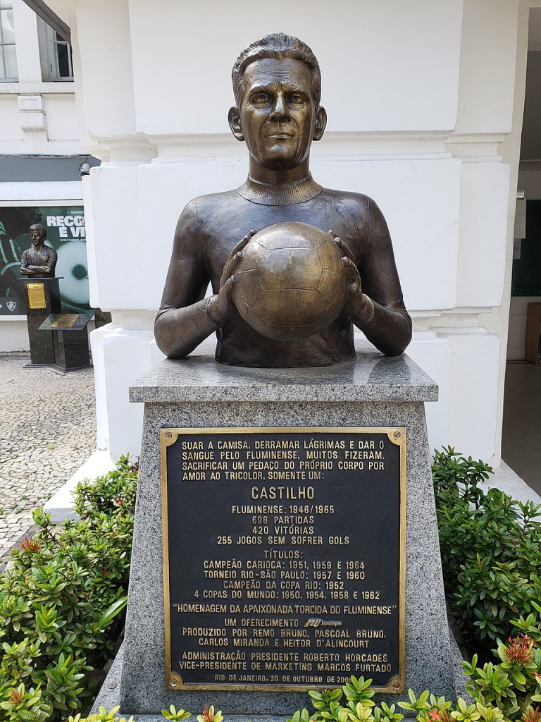 Bronze bust of Castilho, legendary Fluminense goalkeeper, displayed at the club’s headquarters.