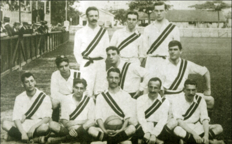 Black and white photo of the Fluminense Soccer Club team from 1907, showing players in striped jerseys posed for a formal team portrait.