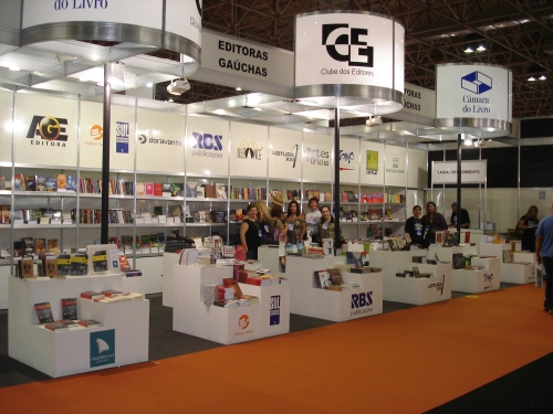 Visitantes explorando los stands en la Bienal do Livro de Río de Janeiro, un evento clave para los amantes de los libros y entusiastas de la cultura.