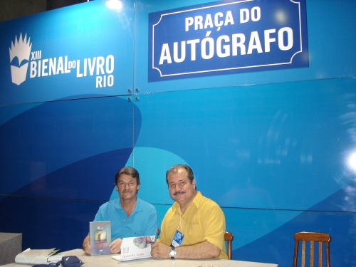 Autores en la zona de autógrafos de la Bienal do Livro de Río de Janeiro, mostrando la tradición del evento de conectar a escritores y lectores.