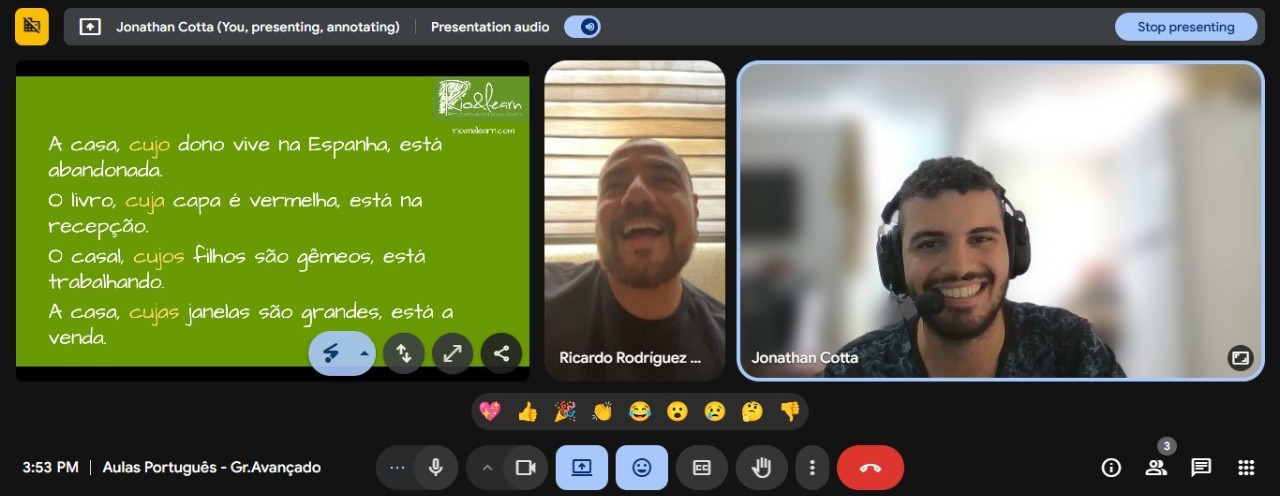 Captura de pantalla de una clase avanzada de portugués en línea de Rio & Learn, centrada en los pronombres relativos «cujo/cuja». Aparecen un profesor entusiasta y un alumno. Aprenda portugués en línea.