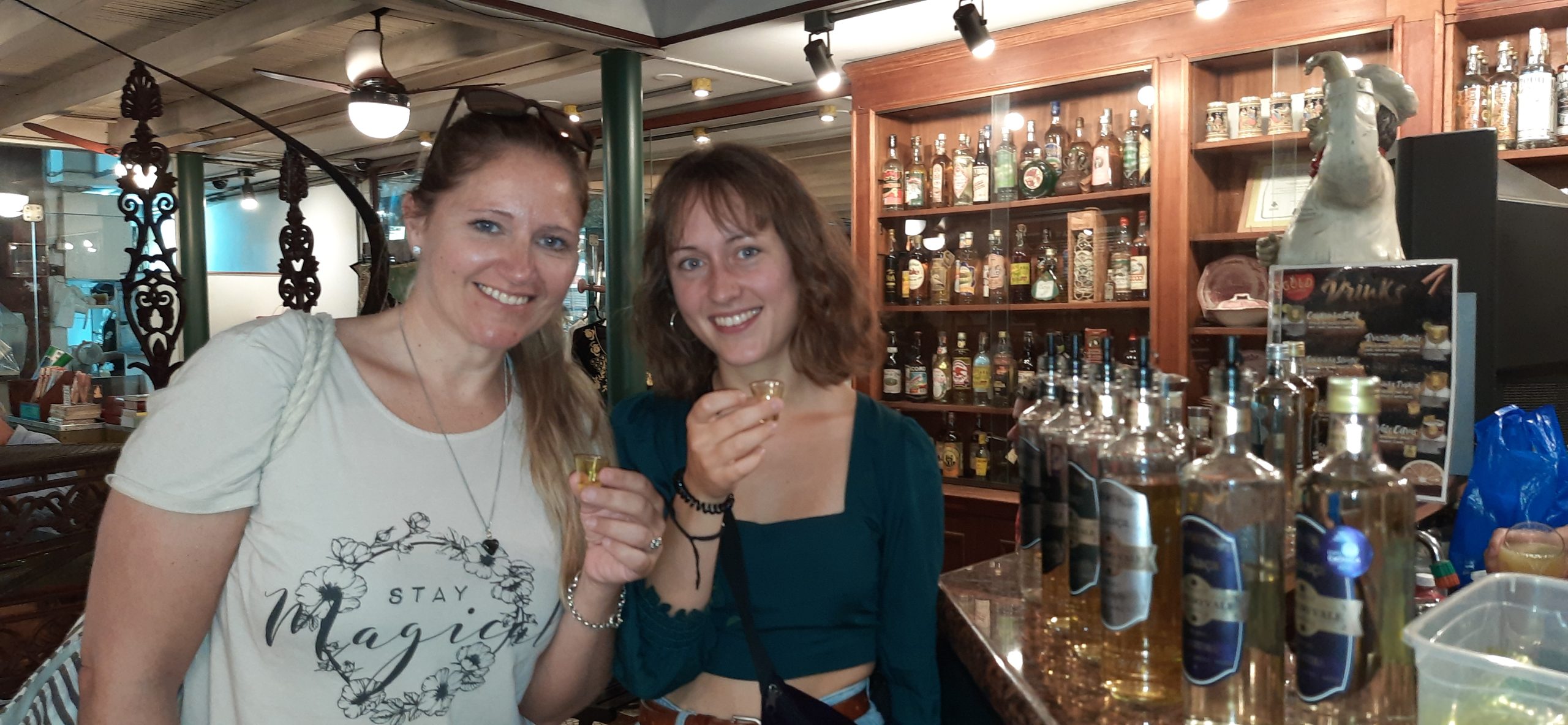 Degustación de cachaça en un bar de Río con dos estudiantes.