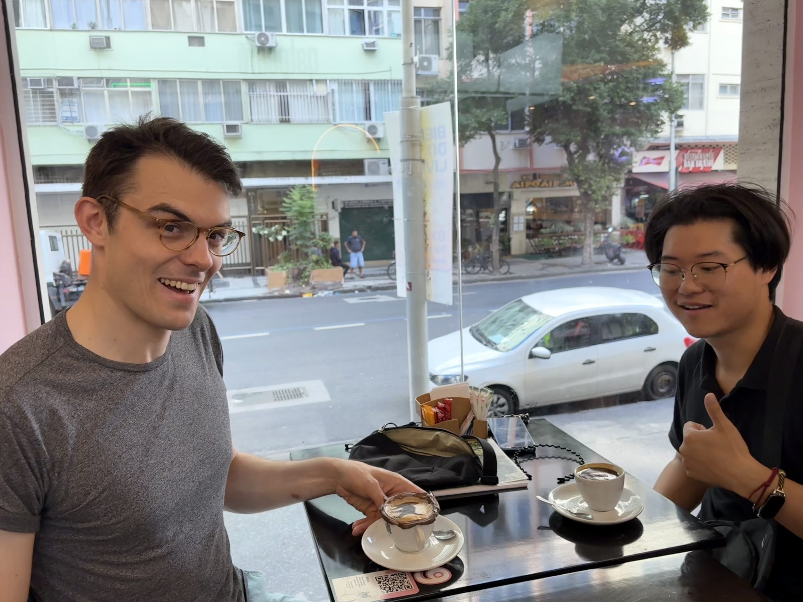 Estudiantes practicando portugués mientras toman café en una cafetería de Río.