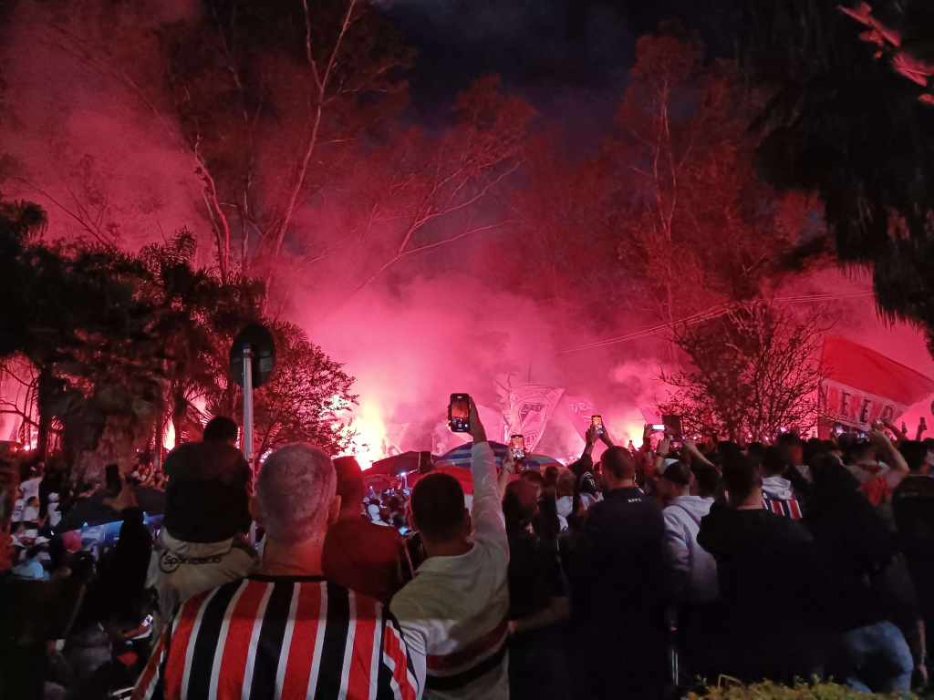 São Paulo FC fans welcoming the team for a match.